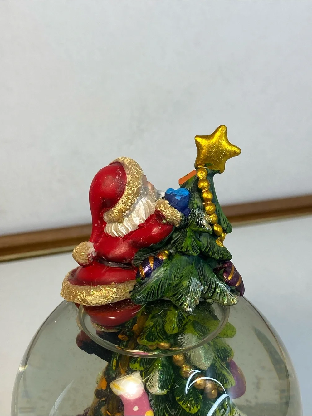 Dekohelden24 Charming Snow Globe on The Christmas Tree, with Santa Clause